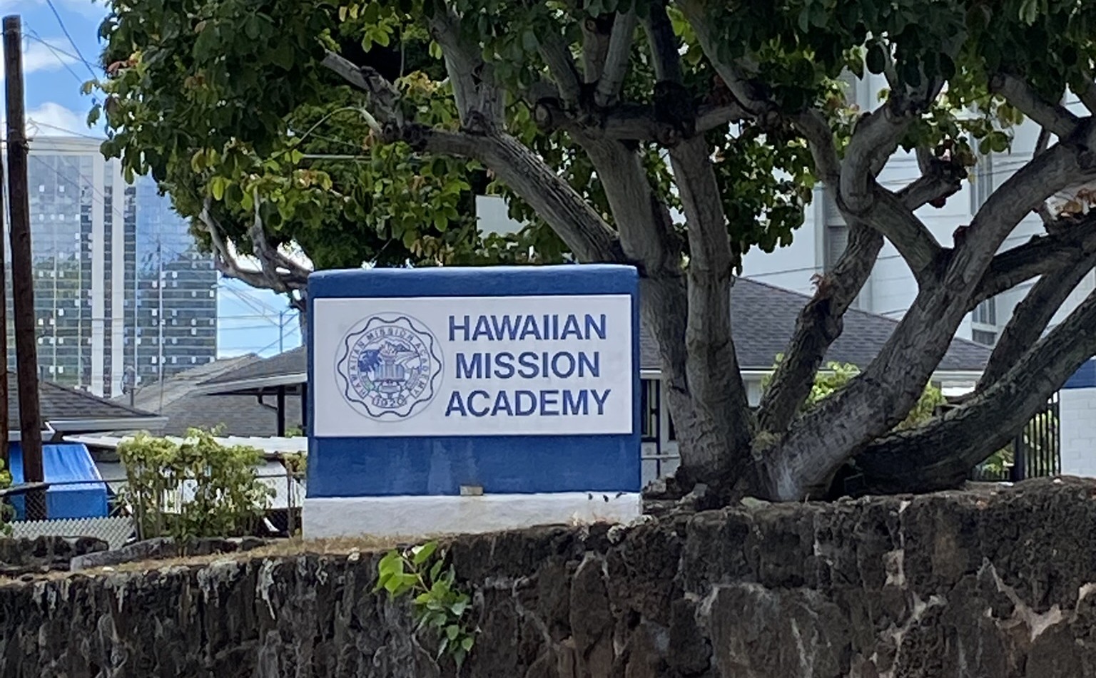 Hawaiian Mission Academy sign